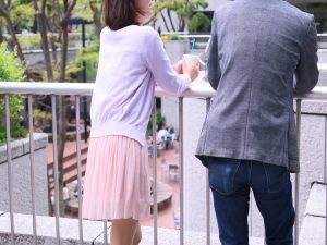 話しかける女性